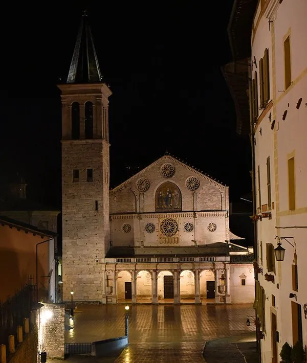 Duomo di Spoleto nel centro storico in Umbria Hotel Clarici